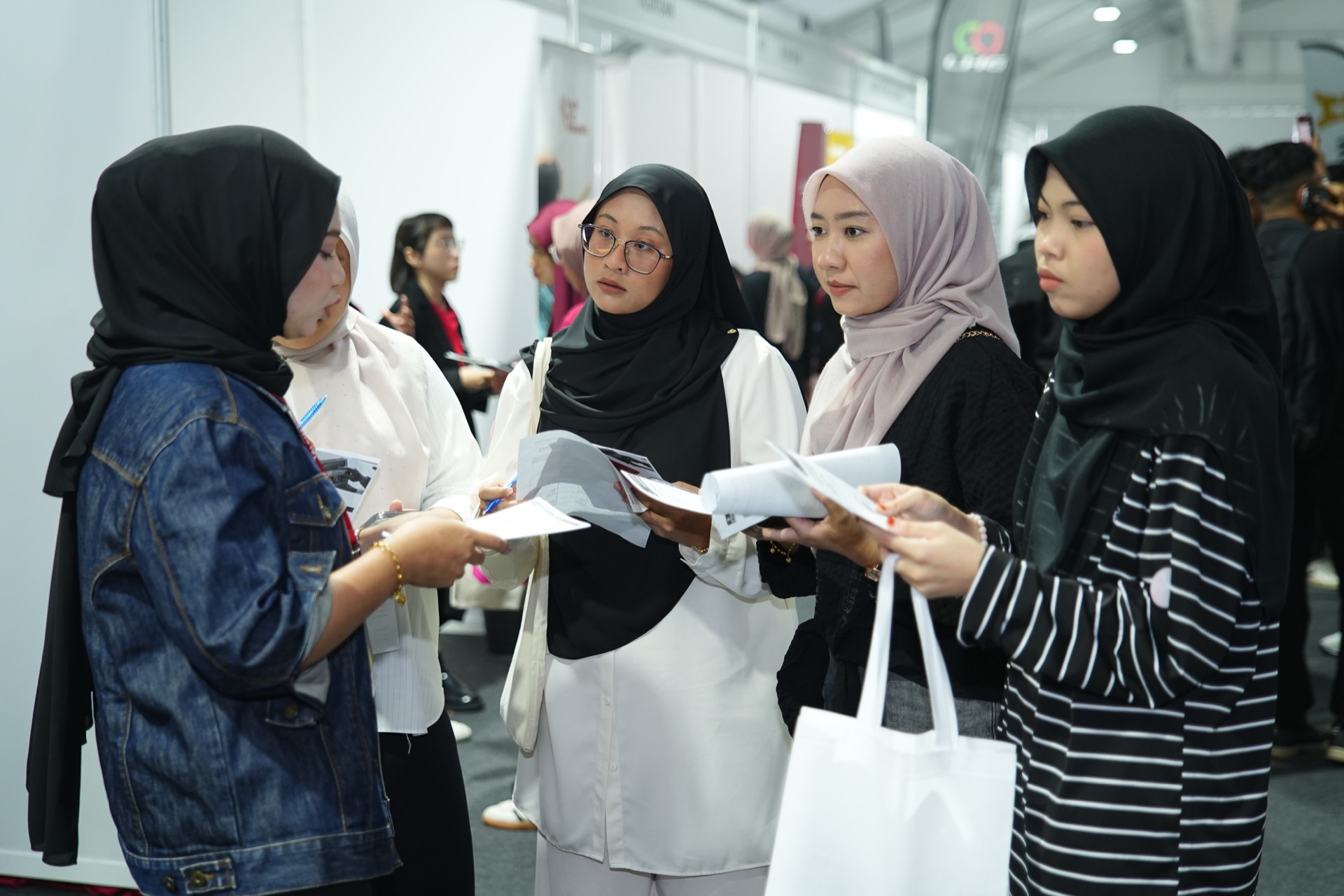 Students at an employer booth